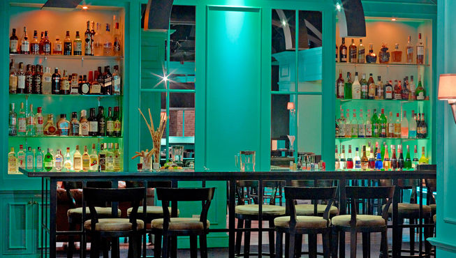 幻想有一个晚上拥有鸡尾酒、零食、雪茄、多语种的卡拉ok还有跳舞吗?快来加入The Ritz吧！在这里全新的夜晚将为您开启！