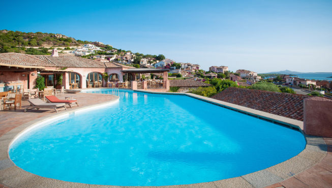 酒店的露天平台上有一个泳池，让你在享受日光浴的同时欣赏无敌海洋景致。