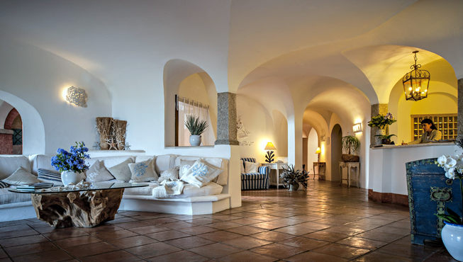 大堂被装饰成地中海风格，简单却不单调，许多细节值得细细品味。