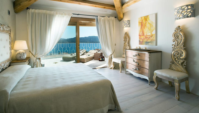 房间是亮色调的，有轻木家具和陶制地板，打造出清新舒适的气氛。