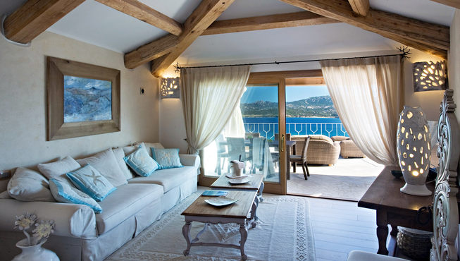 套房完全独立于酒店主楼，宽敞的户外活动区内设有柳条沙发和桌椅，是优雅的地中海风格。