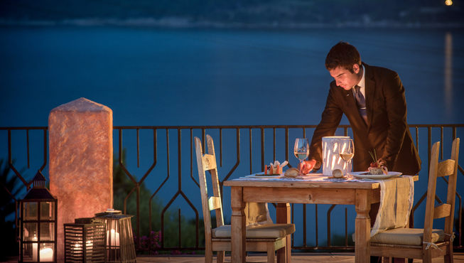 米拉露娜餐厅坐落在泳池旁的露天阳台上，坐拥坎尼吉翁海湾美丽海景。