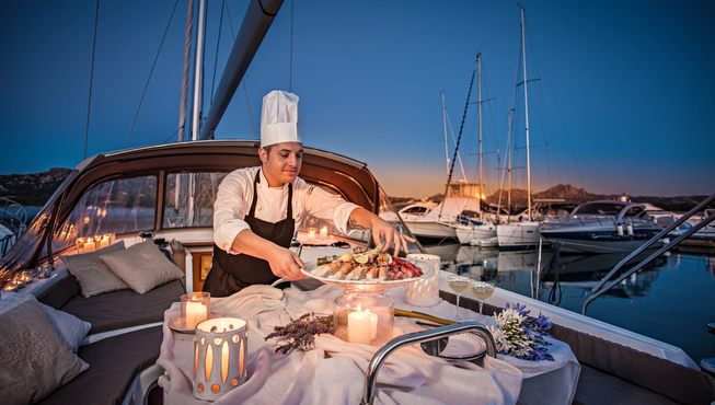 酒店提供帆船租用服务，你可以在海上享用一次难忘的烛光晚餐。