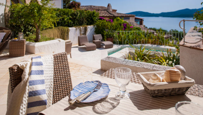 从那些经过精挑细选出来的建筑材料，到工作人员无可挑剔的贴心服务，每一个细节都透露出当地的人文风情和自然特色。