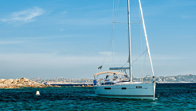 帆船由经验丰富的船长驾驶，并有侍者为你提供贴心的服务。