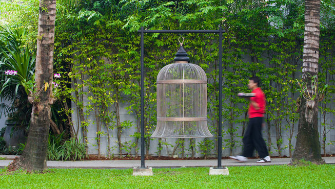 “贝尔（Bell）”意为“钟”，钟元素的摆设在酒店随处可见，酒店又以其私人别墅为特色， 于是“贝尔泳池别墅”一名便由此而来。