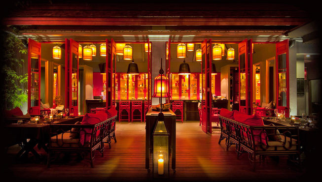 作为一家酒店新开的餐厅，钟餐厅让你从到达那一刻，感官便被它独特的气质所诱惑。