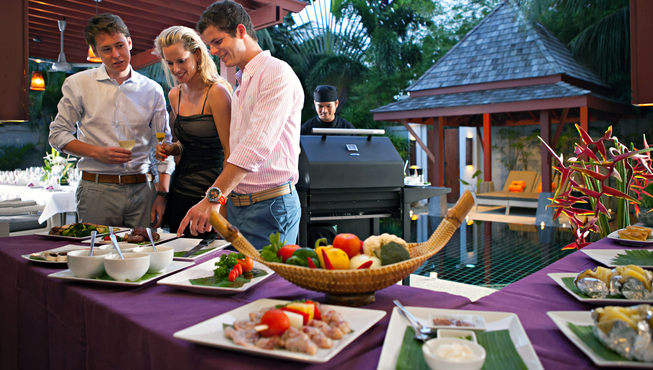 若有需要，私人管家会为你安排私人泳池烧烤派对，丰富的食材让你和亲友们可在此大快朵颐。