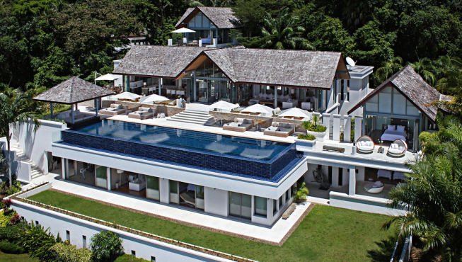 位于普吉岛西海岸的Villa Chan Grajang，耸立在海湾。