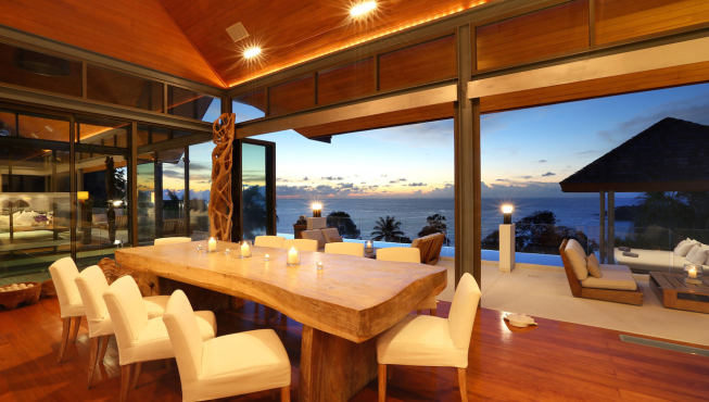 厘岛风格的户外木制桌席可容纳12人，可在此享受烧烤或是慵懒的早餐。