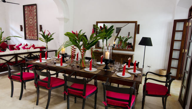 起居室的深紫红色长椅与长达三米的餐桌。