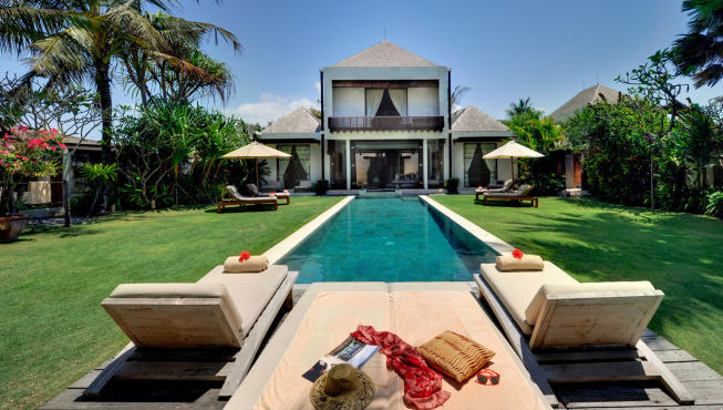 玛雅别墅坐落于巴厘岛的东南海岸，与对面的努萨伯尼达岛隔海相望。