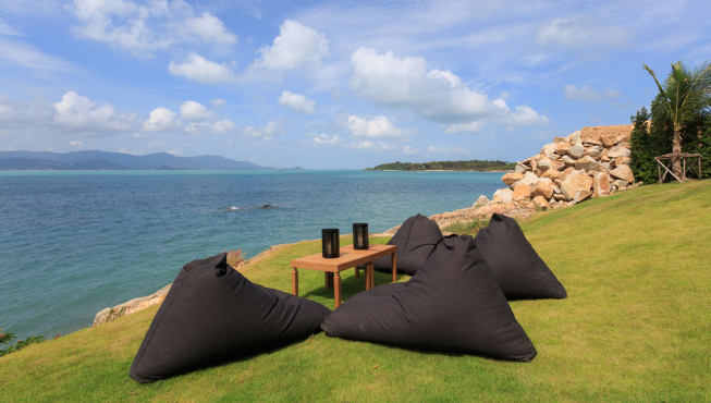 低层观景花园的高尔夫坪地上布有超大柔软的豆子袋软椅，客人可以在此慵懒的休憩，望海发呆。