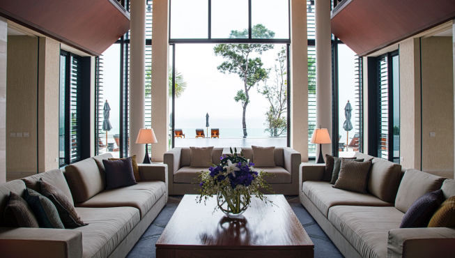 这栋8卧房的海滨别墅里每个房间均享有令人屏息的唯美海景。