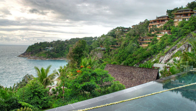 坐落于普吉岛卡马拉最珍贵的奢华地标及富人聚集地的私人峭壁之上，阳别墅俯瞰安达曼碧绿色海水。