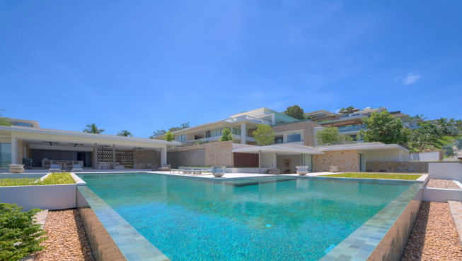 别墅拥有大型无边泳池，俯瞰著名珊瑚湾优美全景。