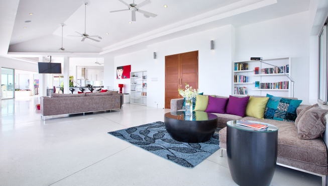 客厅空间宽敞、光线明亮，整体风格简约而现代。