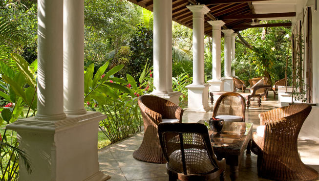 别墅内部宽敞宁静，柱状的阳台配有藤绿宝石，优雅的拱形门通过客厅和餐厅。
