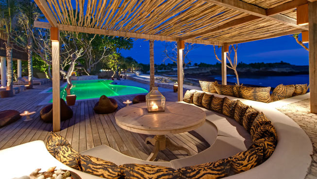 这座专门为情侣、朋友和大家庭在沙滩上设计的奢华之家，毫无疑问是蓝梦岛最好的别墅。