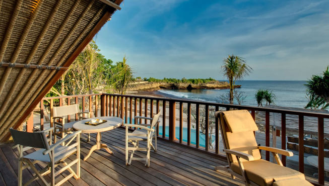 别墅具有热带海岛风情的传统魅力，配有茅草屋顶和浮木灯，离白色的沙滩仅数米远。