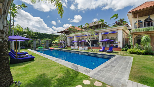 种满椰树和鸡蛋花的茂郁花园，使得这家坐落于巴厘岛时尚水明漾最中心地带的别墅充满了本土风情。