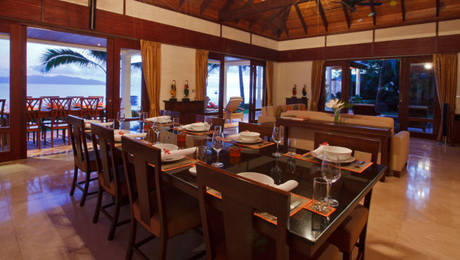 室内餐厅可容纳10人落座，边欣赏海景边享用美食。