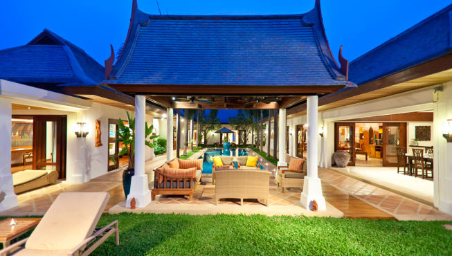 怀旧与时尚的设计风格在这栋豪华别墅里完美融合，庭院和海水游泳池由凉亭楼阁三面围绕。