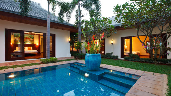 泳池与庭院的设计创造出更多私密空间。