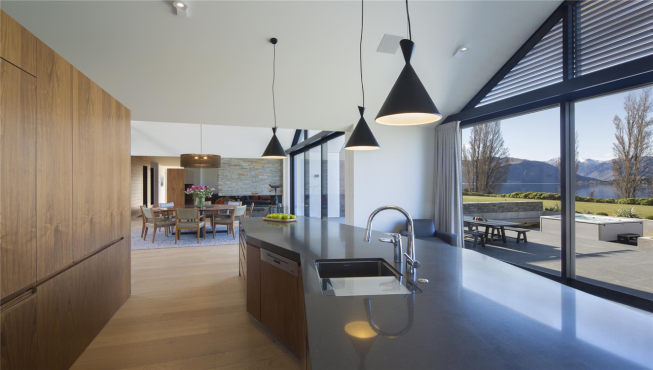 别墅还拥有精致的现代厨房，用餐区和休息室。
