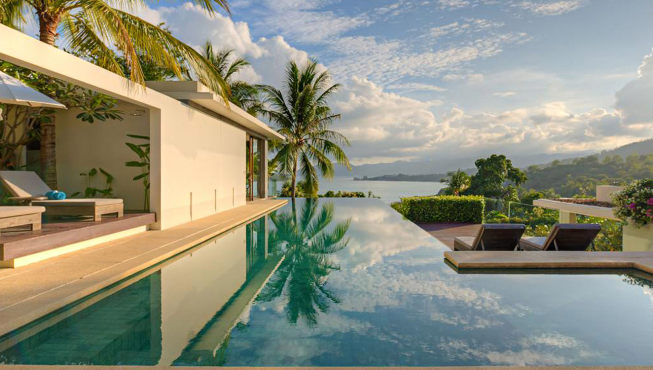 别墅拥有可观享无限海景的壮观超长无边泳池。