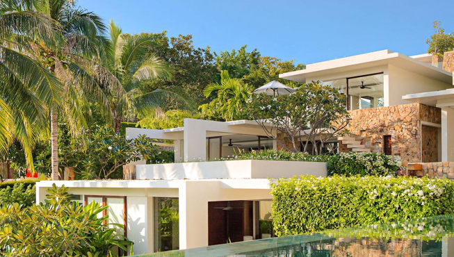 别墅坐落于一片热带花园之中。